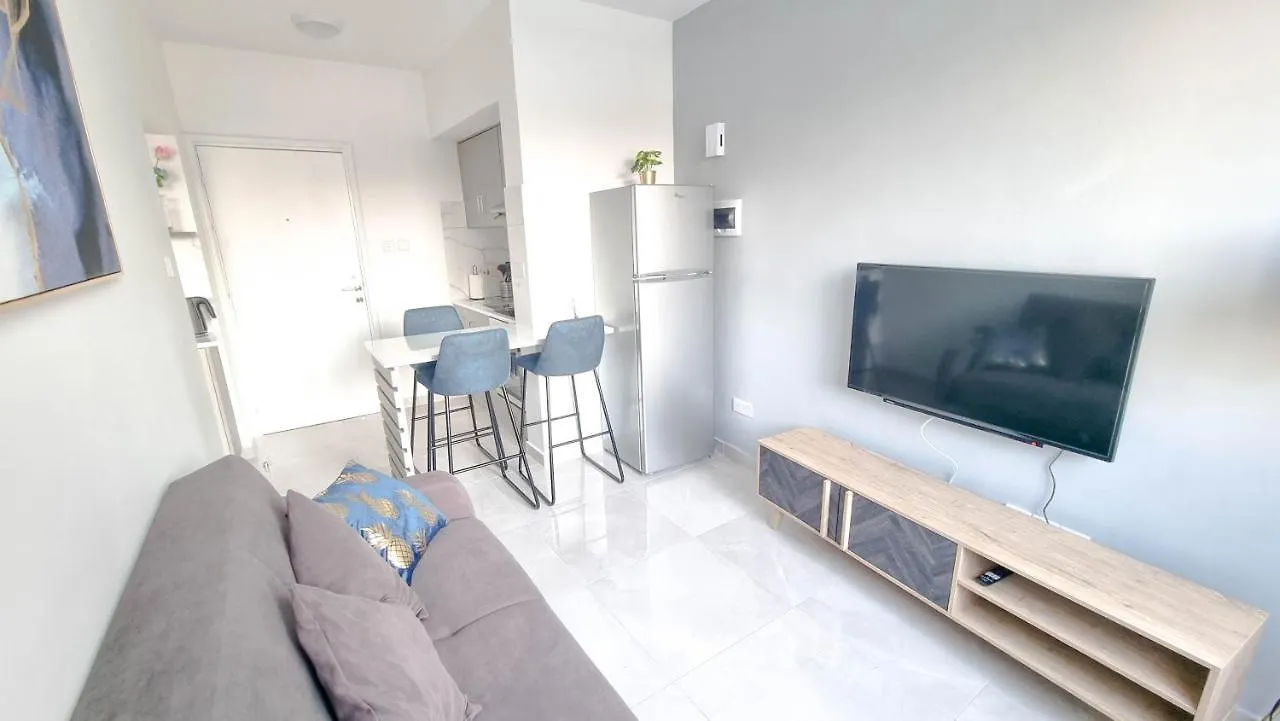 Coastal Chic: Luxury Apt In The Heart Of The City! With Smart Tv! Larnaca 0*,  Cyprus
