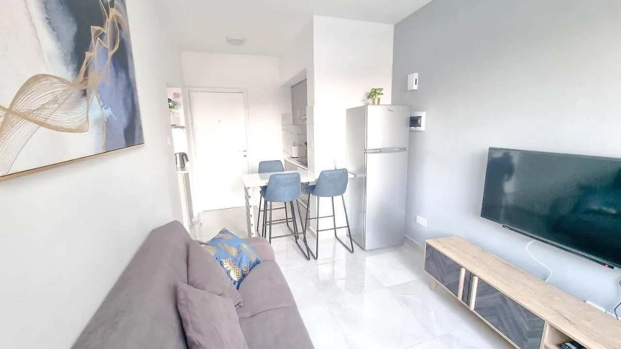 Coastal Chic: Luxury Apt In The Heart Of The City! With Smart Tv! Larnaca Apartment