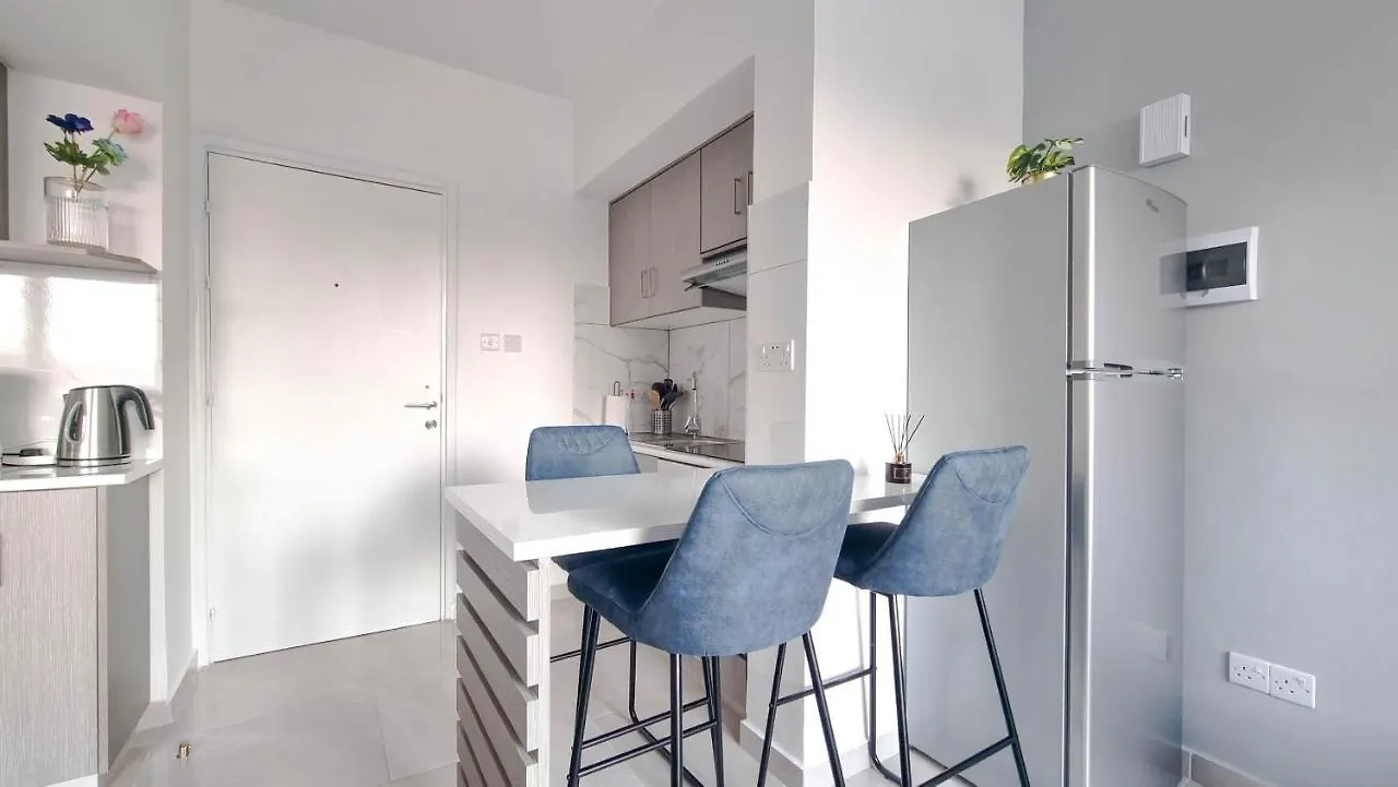 Apartment Coastal Chic: Luxury Apt In The Heart Of The City! With Smart Tv! Larnaca Cyprus