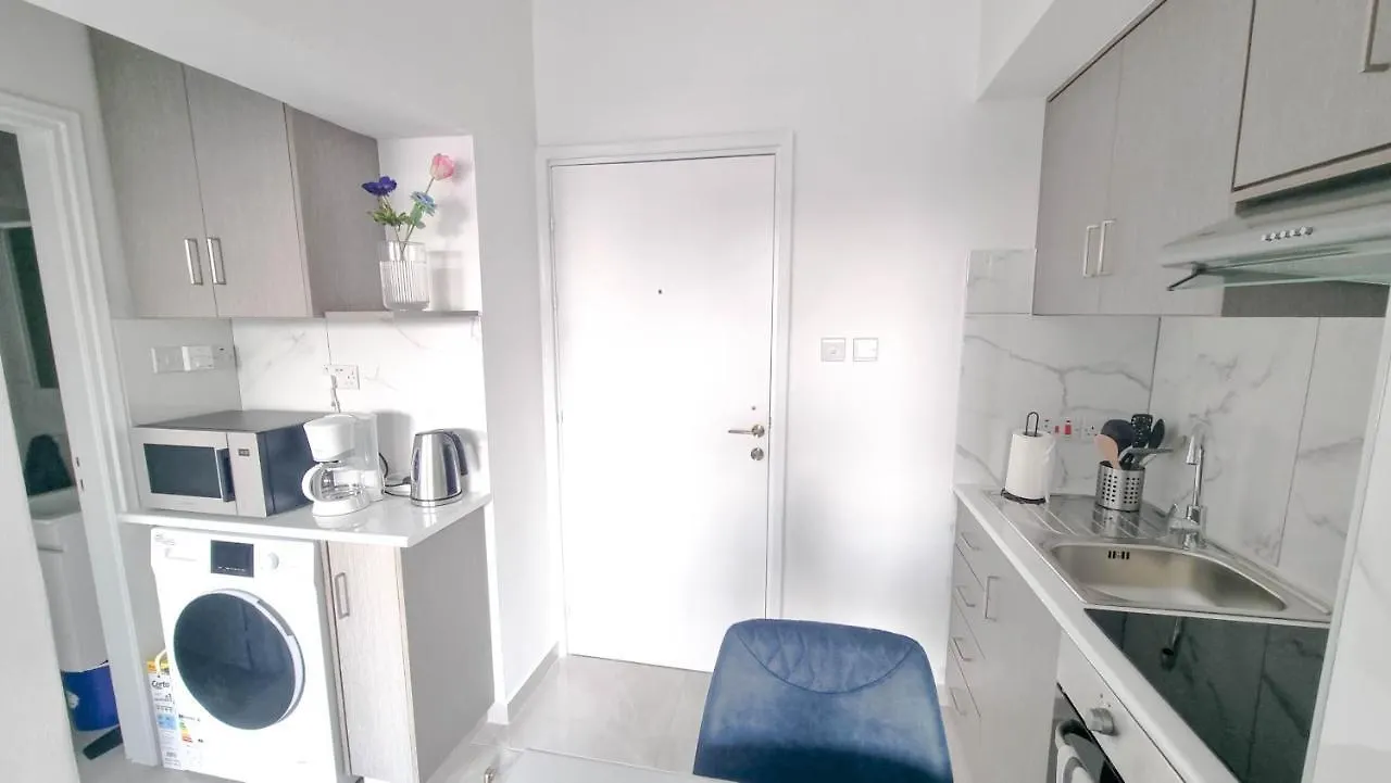 Coastal Chic: Luxury Apt In The Heart Of The City! With Smart Tv! Larnaca Apartment